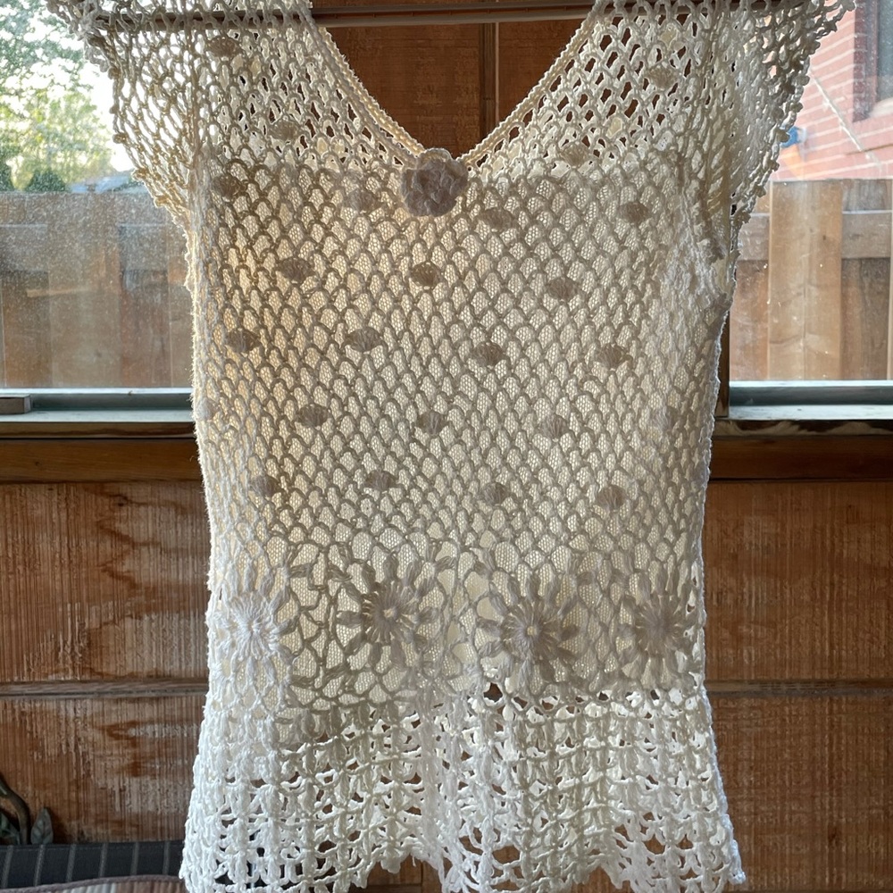 Crochet white/off white shirt sleeve top